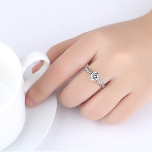 Women's Ring Inlaid Round Shiny Zircon Ring