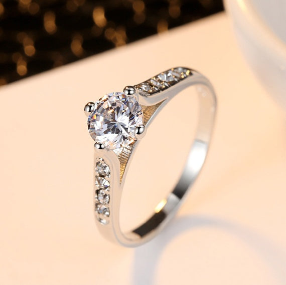 Women's Ring Inlaid Round Shiny Zircon Ring